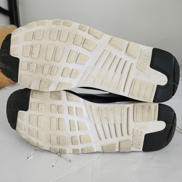 NIKE Air Max Tavas Black/White 10.5 - Picture 11 of 12
